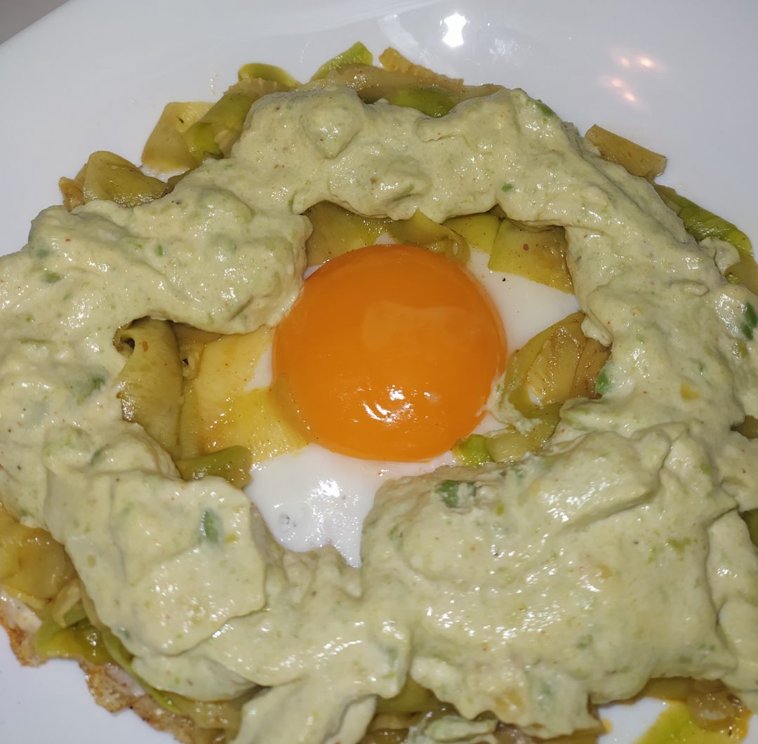 Espaguetis de calabacín con salsa de aguacate y huevo Espaguetis de calabacín con salsa de aguacate y huevo