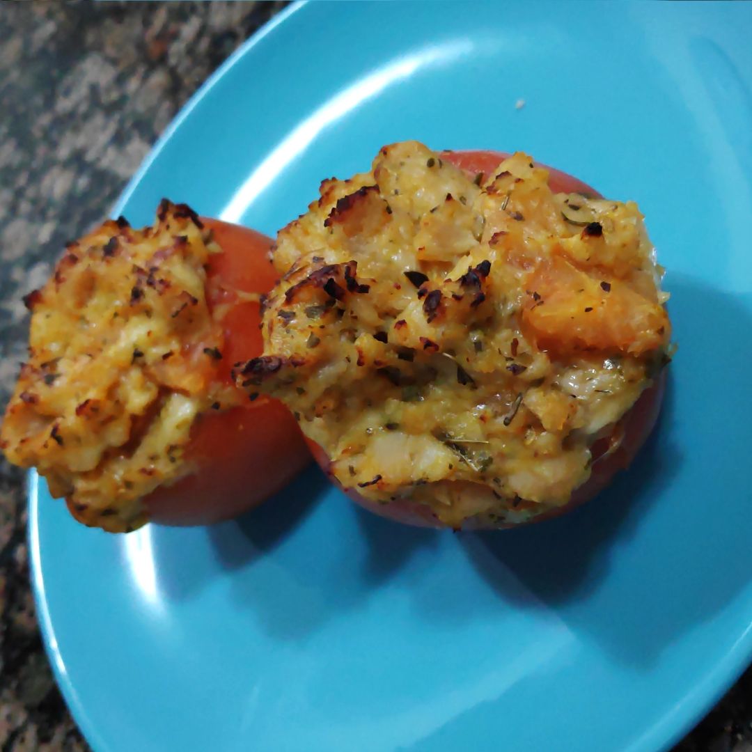 Tomates rellenos de pollo y queso Tomates rellenos de pollo y queso