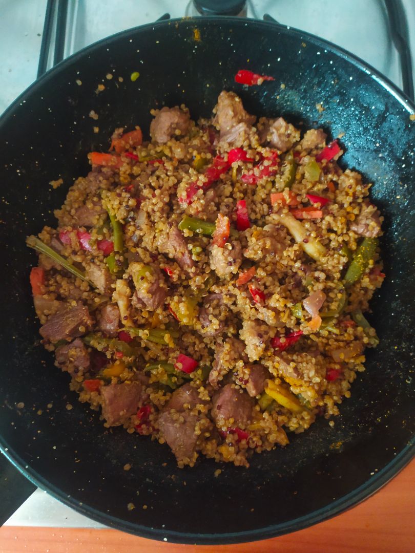 Quinoa con pavo al vino, curry y canela.