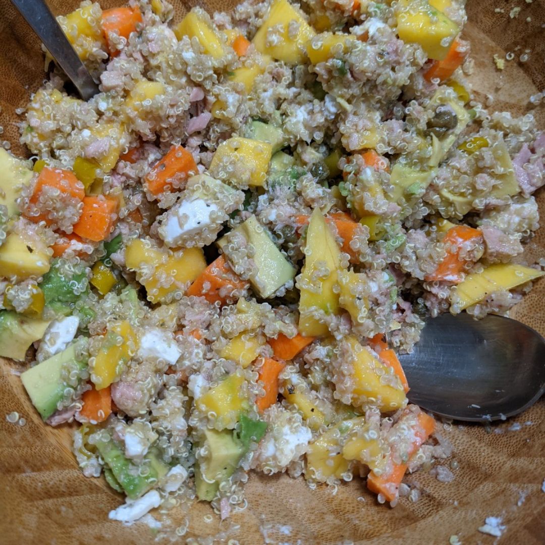 Ensalada de quinoa, mango y atún