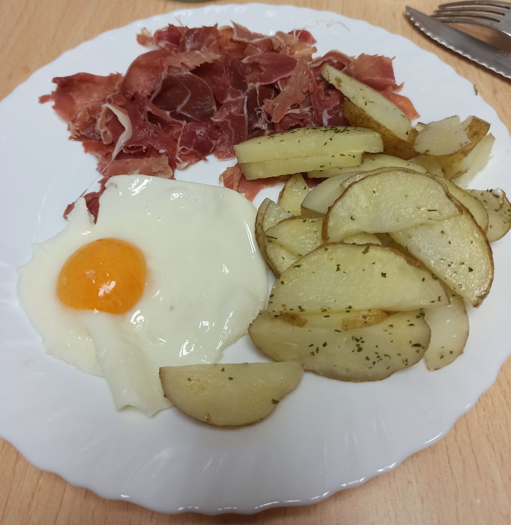 Huevos con patatas y jamón Huevos con patatas y jamón