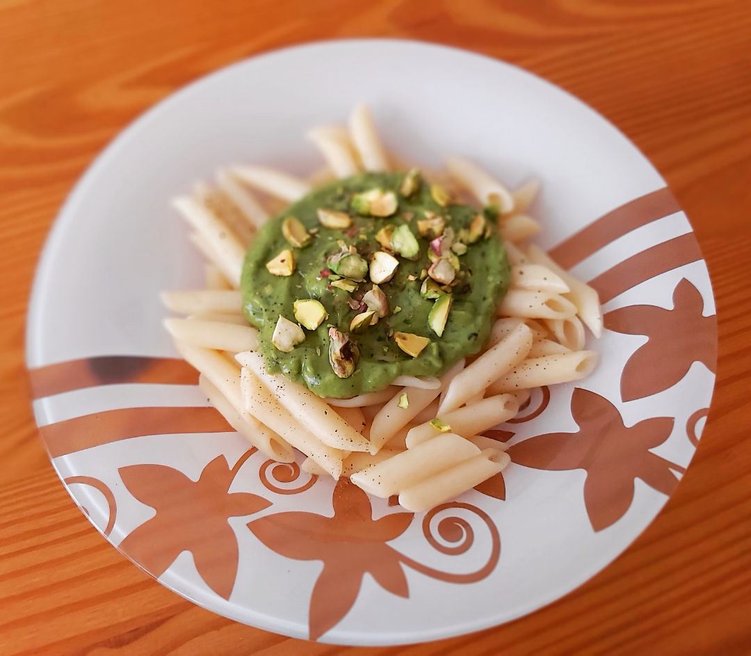 Pasta al pesto de espinacas y aguacate