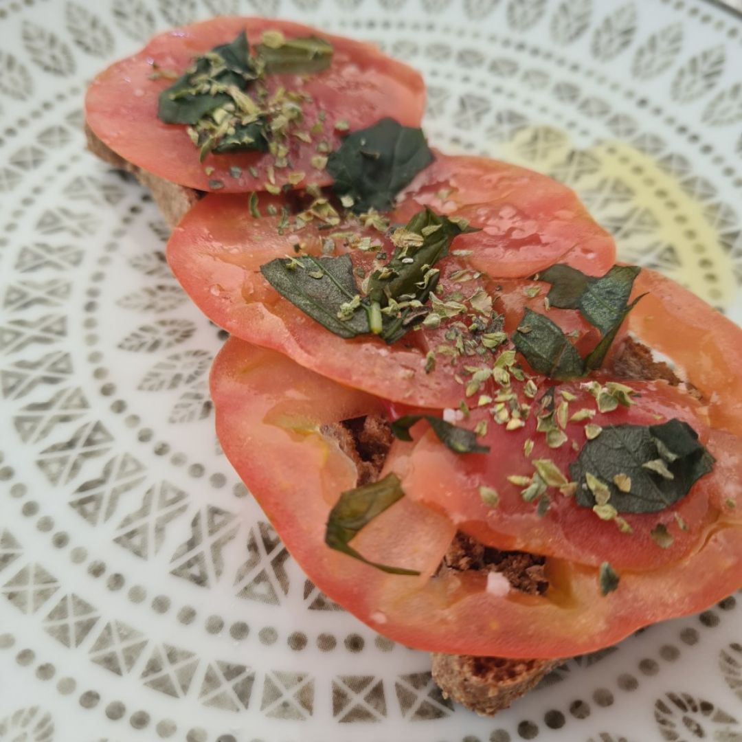 Tostada de tomate para desayuno o snack Tostada de tomate para desayuno o snack