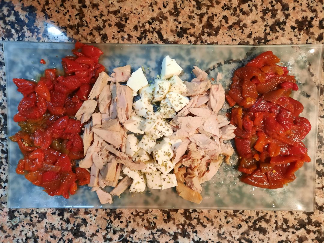 Ensalada de pimientos, atún y mozzarella. Ensalada de pimientos, atún y mozzarella.