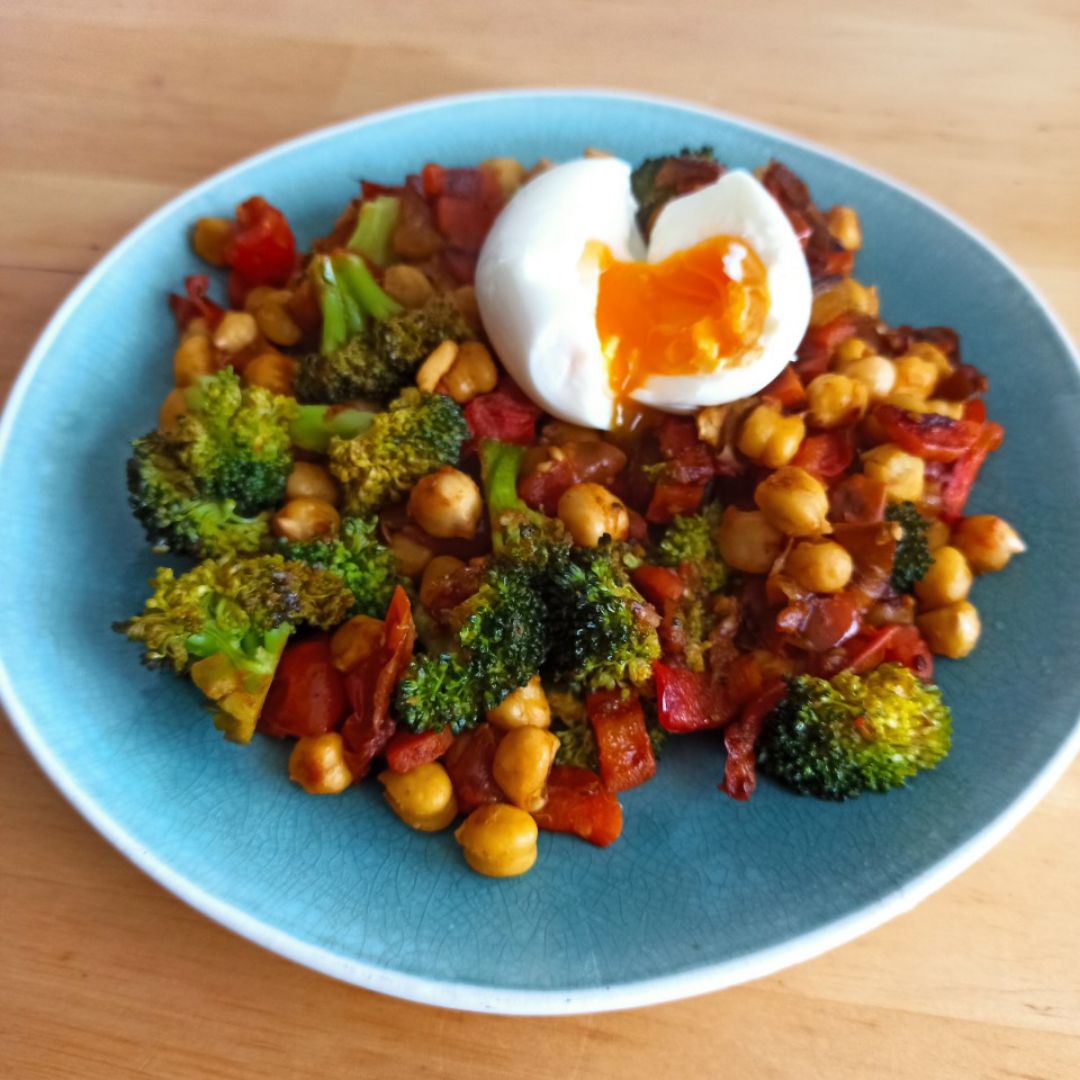 Salteado de verduras y garbanzos con huevo poché Salteado de verduras y garbanzos con huevo poché