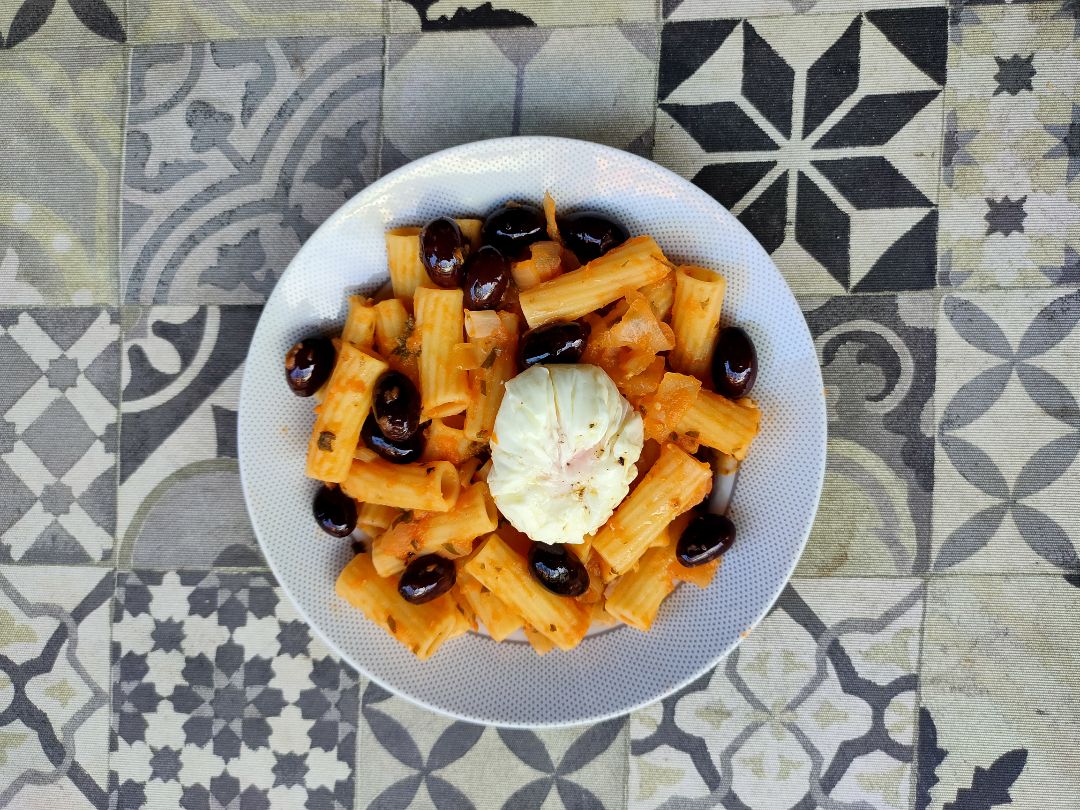 Tortiglioni con aceitunas, huevo escalfado y aceitunas Paso 5 Tortiglioni con aceitunas, huevo escalfado y aceitunas Paso 5