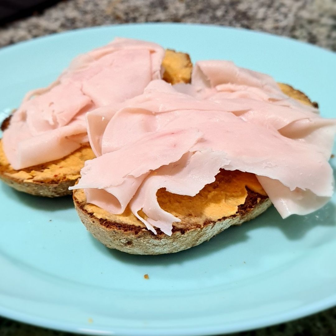 Tostada integral de Hummus con chile y pavo. Tostada integral de Hummus con chile y pavo.