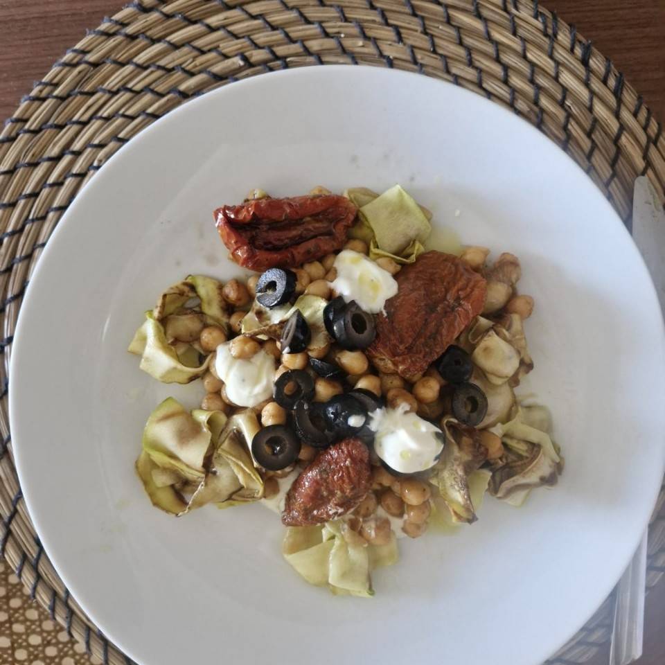 Ensalada de garbanzos, calabacin, tomate seco y burrata. Ensalada de garbanzos, calabacin, tomate seco y burrata.