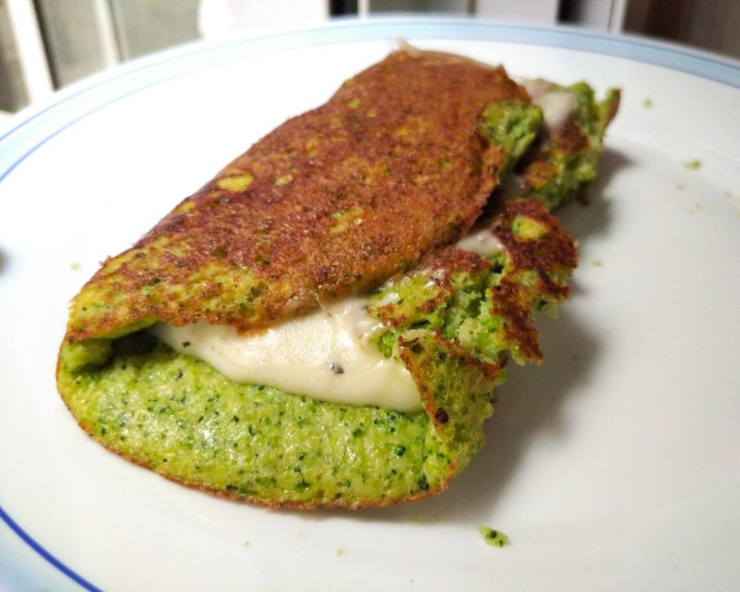 Tortilla de brócoli rellena de queso Tortilla de brócoli rellena de queso