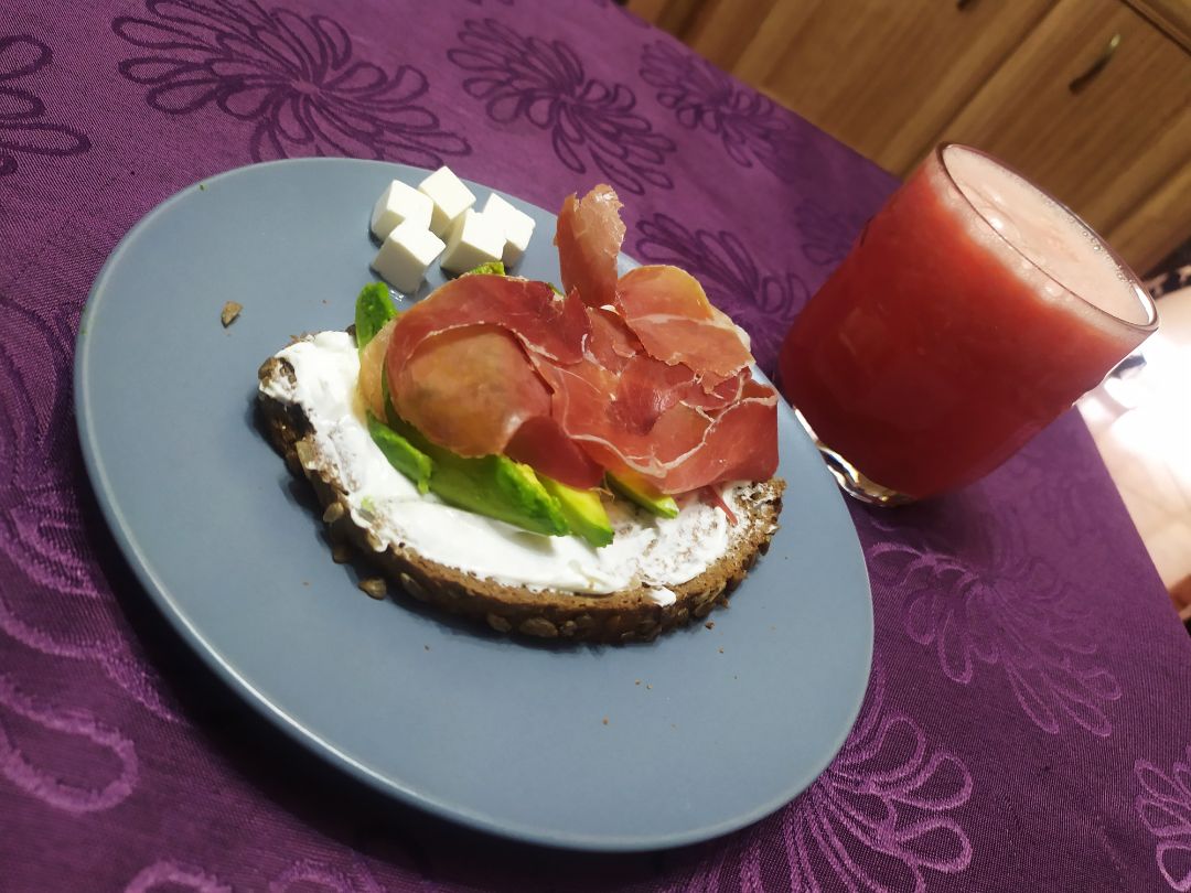 Tostada de aguacate con zumo de sandía Tostada de aguacate con zumo de sandía