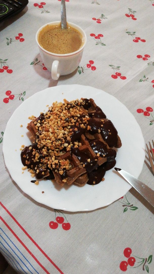 Gofres de avena con Nutella casera y almendras trituradas Gofres de avena con Nutella casera y almendras trituradas
