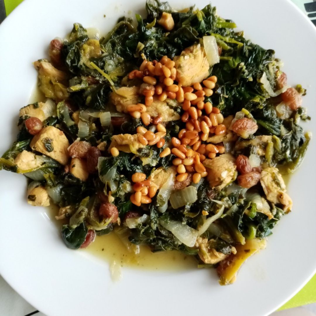 Pollo con espinacas, manzana y pasas Pollo con espinacas, manzana y pasas