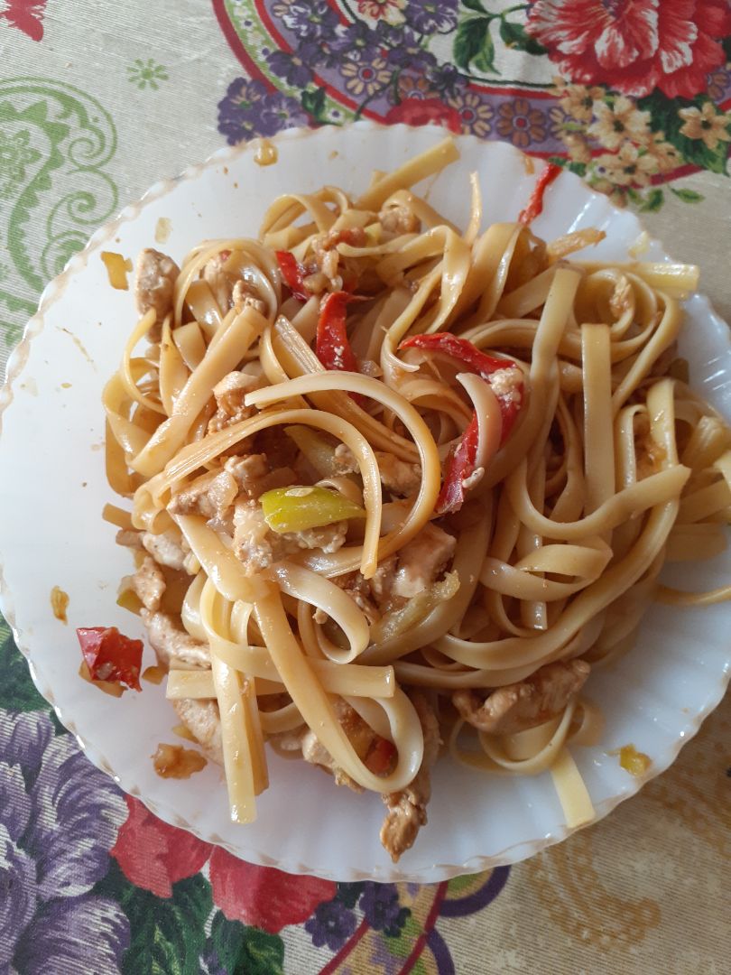 Tallarines con pimiento, calabacín, cebolla y pollo Tallarines con pimiento, calabacín, cebolla y pollo