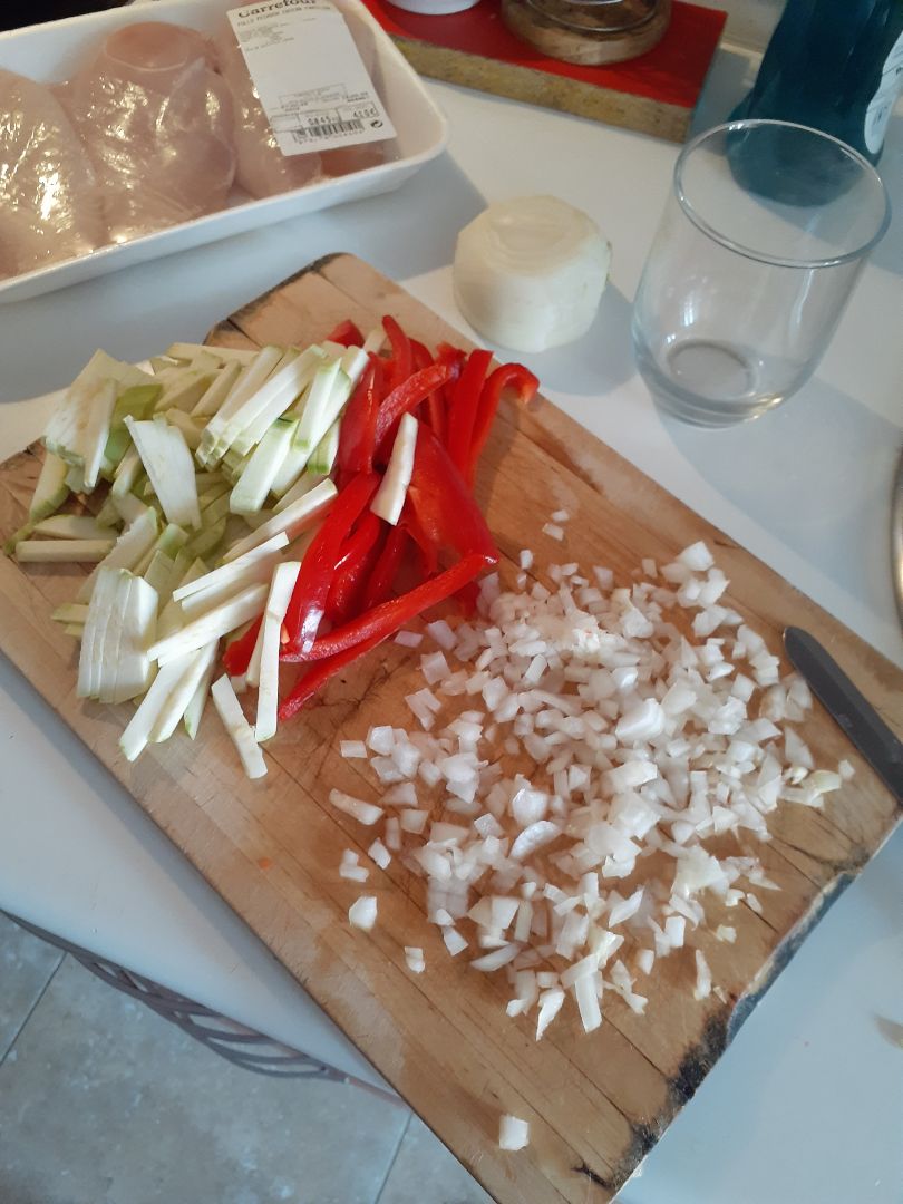 Tallarines con pimiento, calabacín, cebolla y pollo Paso 0 Tallarines con pimiento, calabacín, cebolla y pollo Paso 0