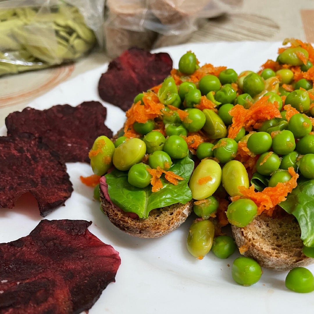 Tostada vegana con chips de remolacha