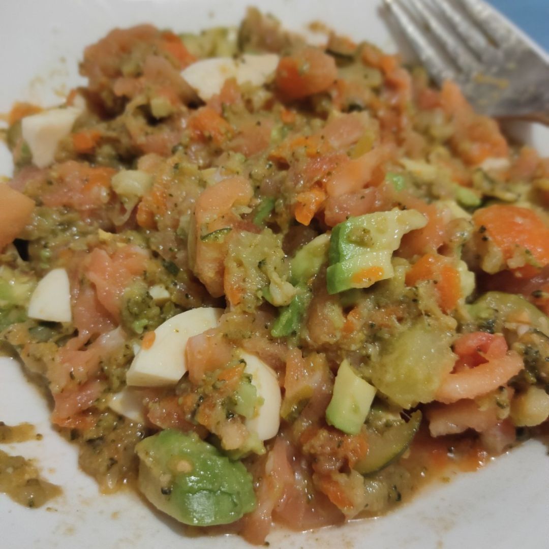 Ensalada de verduras y salmón