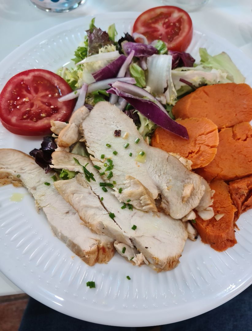 Combo de pollo, ensalada y boniato