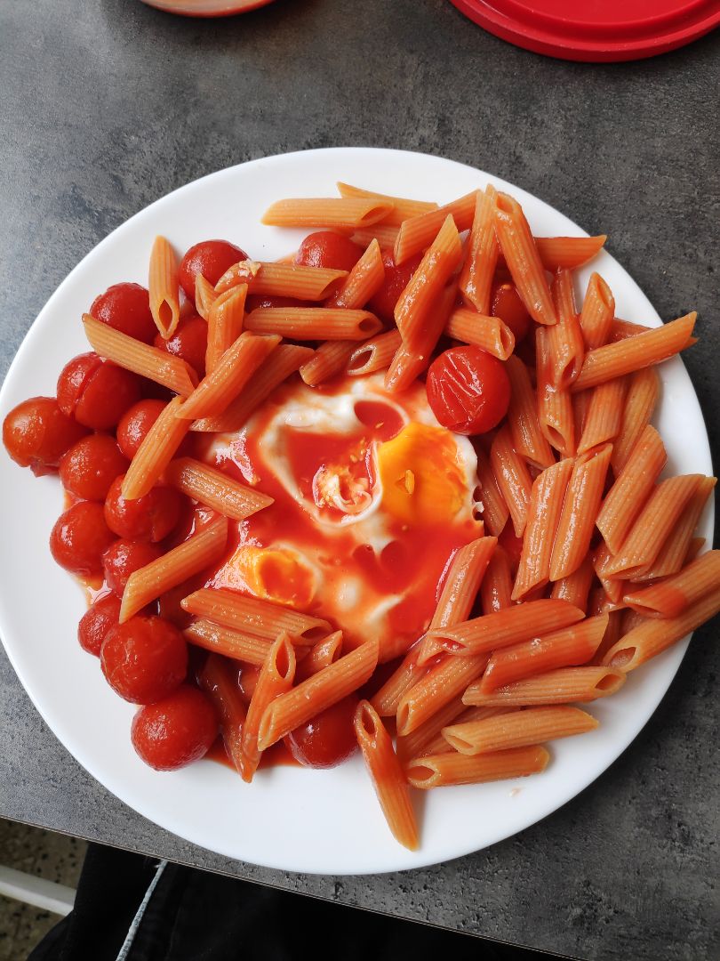 Pasta con huevos y tomate Pasta con huevos y tomate