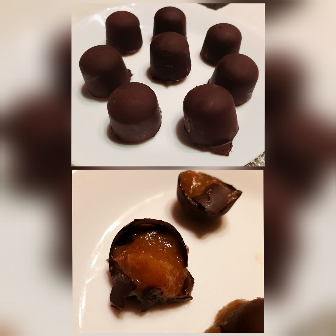 Bombones de chocolate y crema de dátiles