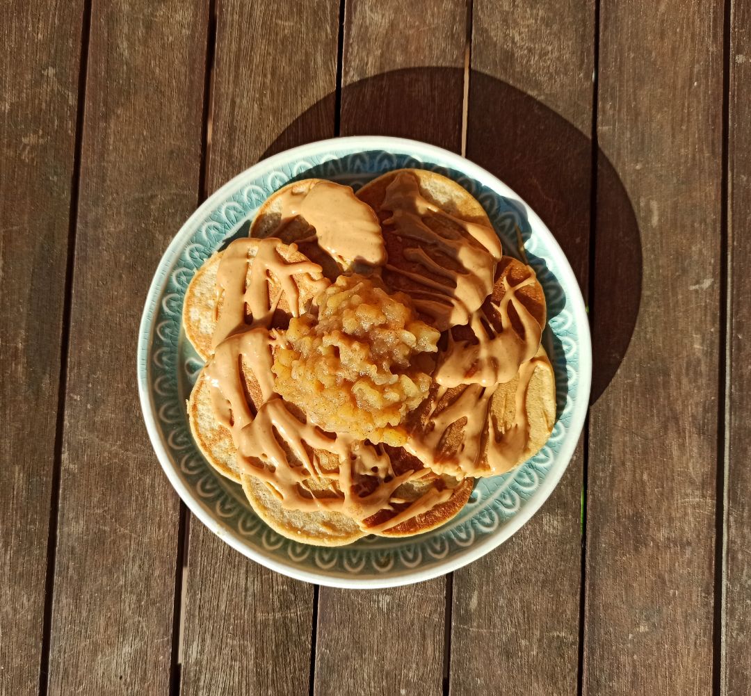 Pancakes de avena con crema de cacahuete y manzana asada Pancakes de avena con crema de cacahuete y manzana asada