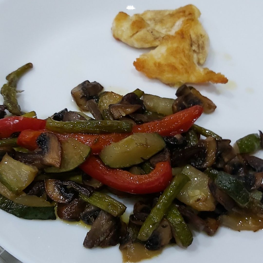 Verduras salteadas y pollo a la plancha Verduras salteadas y pollo a la plancha