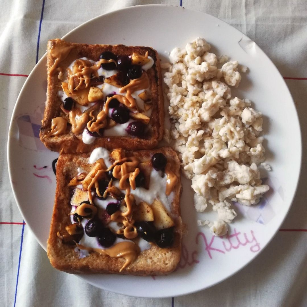 Tostadas Francesas con manzana asada y arándanos