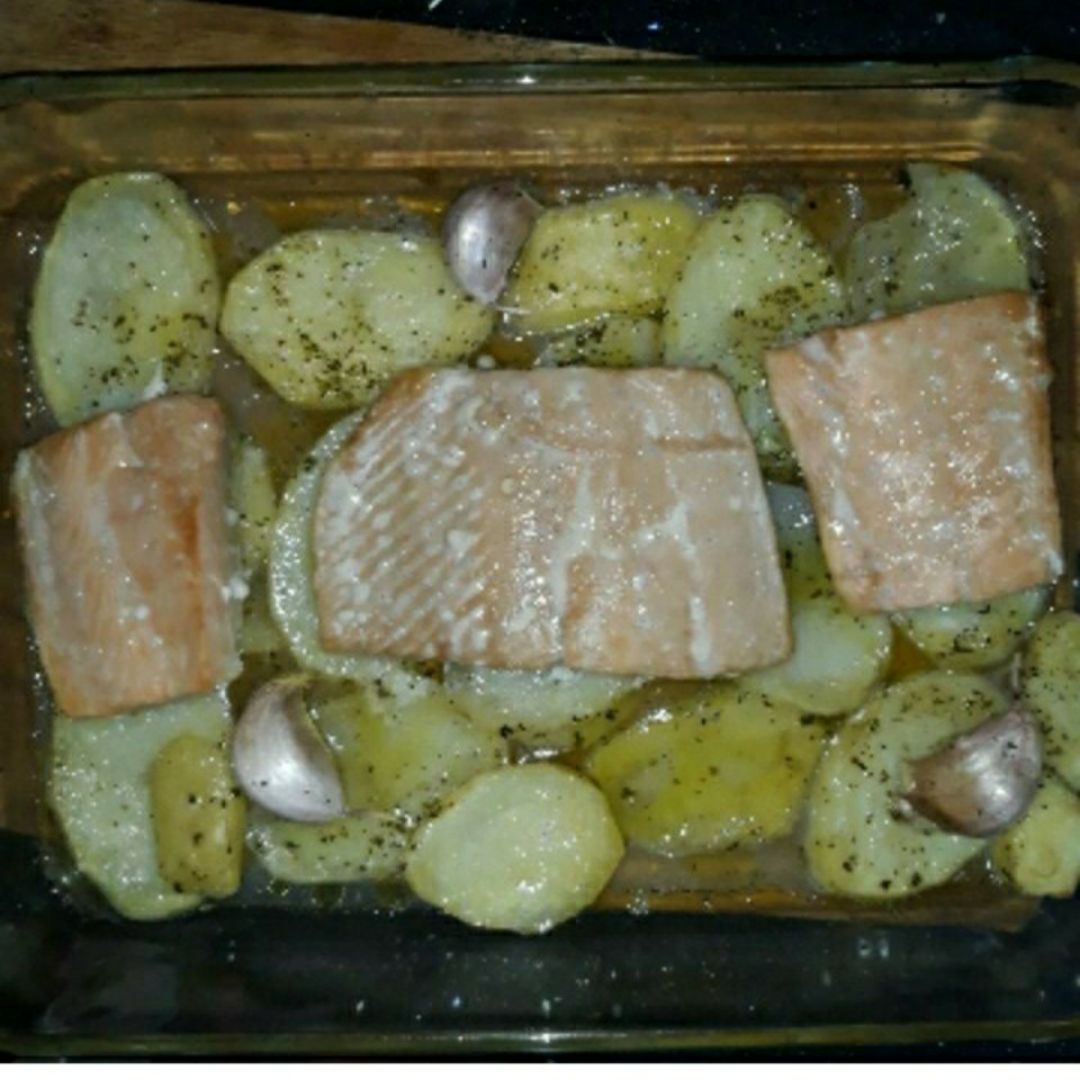Salmón con patatas panaderas Salmón con patatas panaderas
