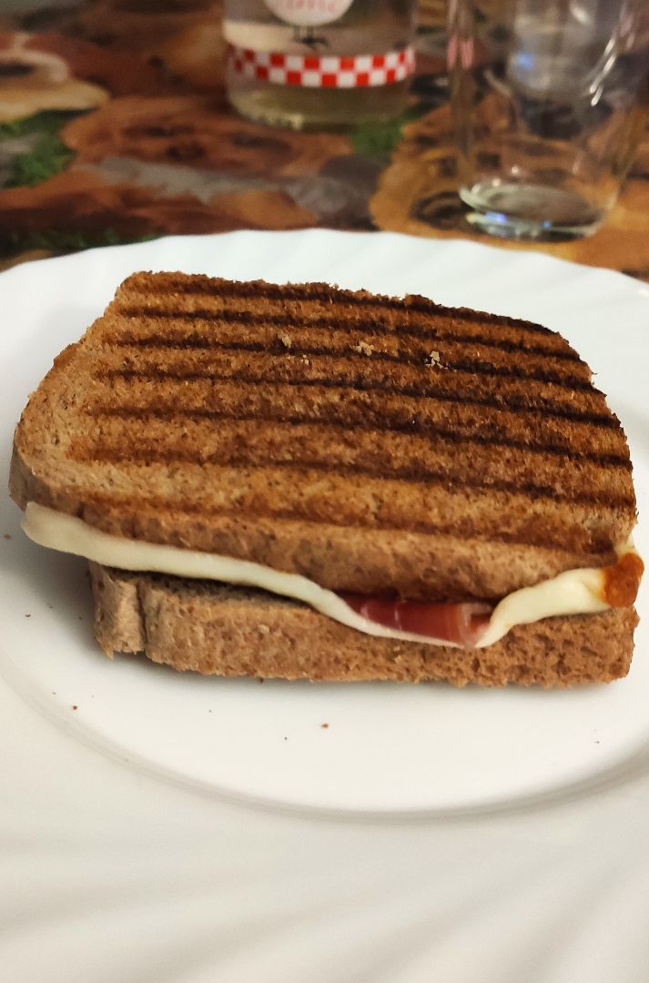 Sandwich jamón, queso y tomate Sandwich jamón, queso y tomate