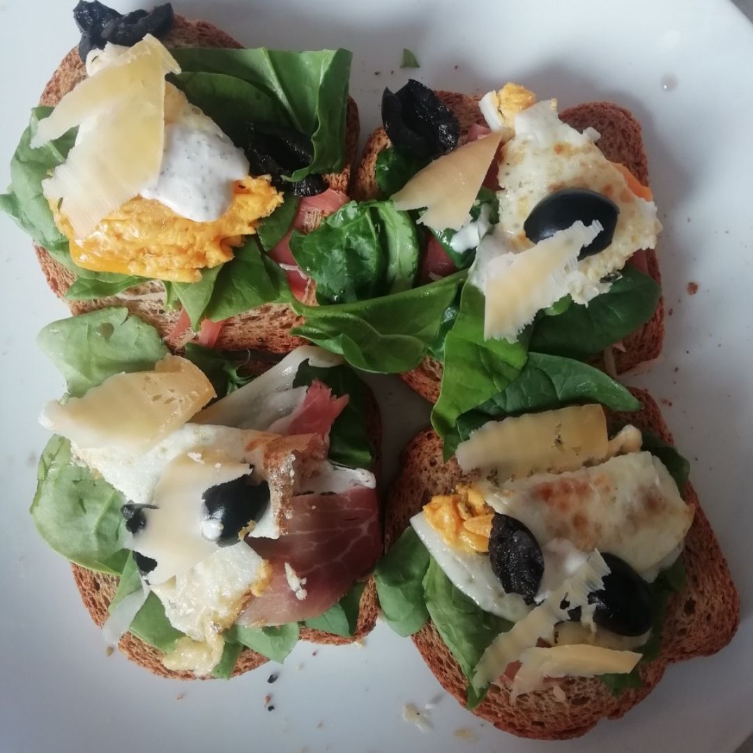 Tostadas con jamón serrano y huevo Tostadas con jamón serrano y huevo