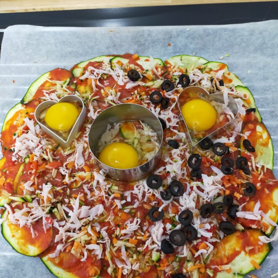 Falsa pizza de calabacín huevo y aceitunas negras Paso 1