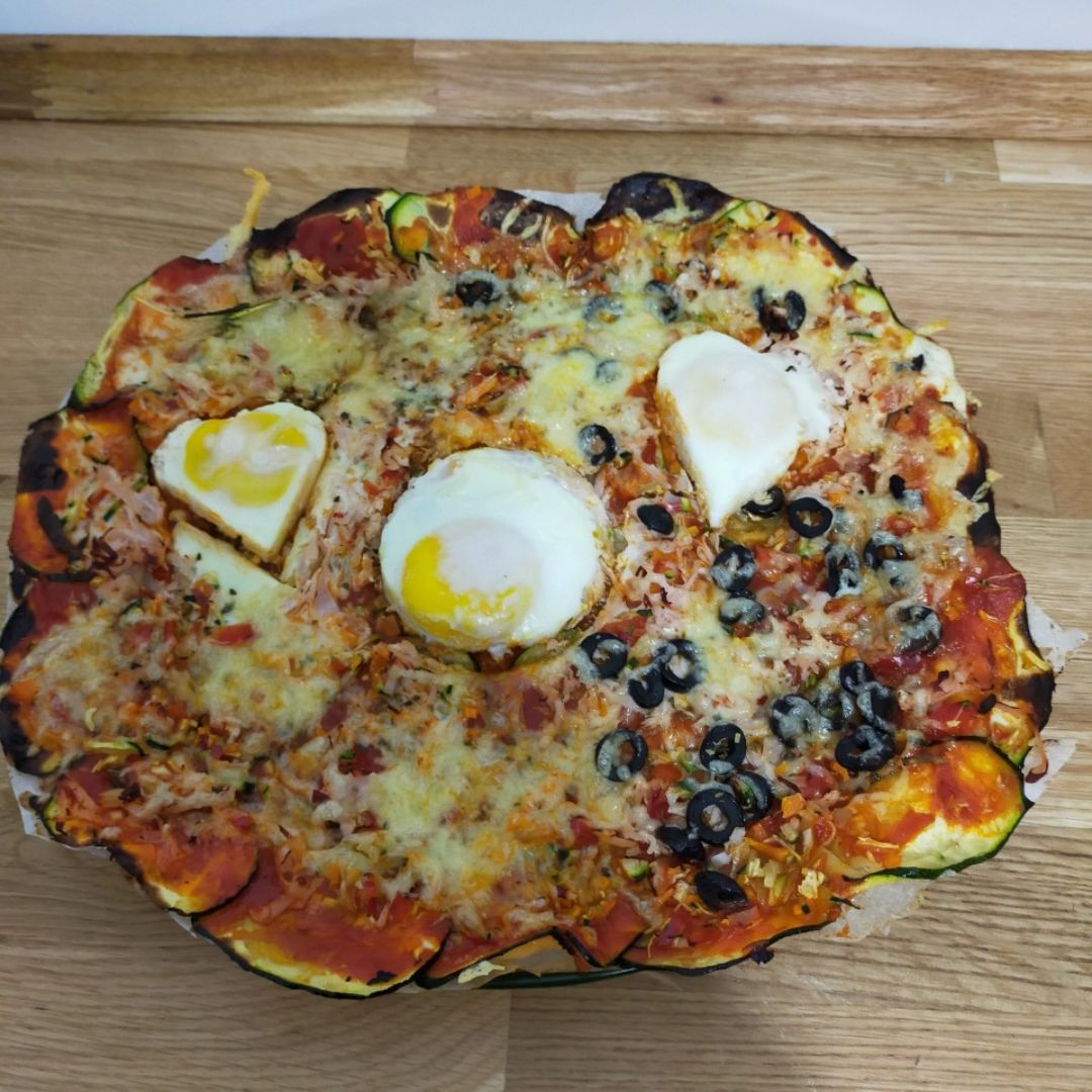 Falsa pizza de calabacín huevo y aceitunas negras Paso 2