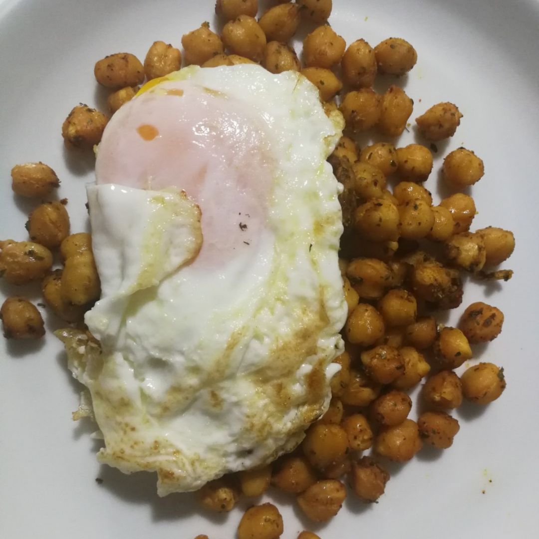 Garbanzos al horno con huevo