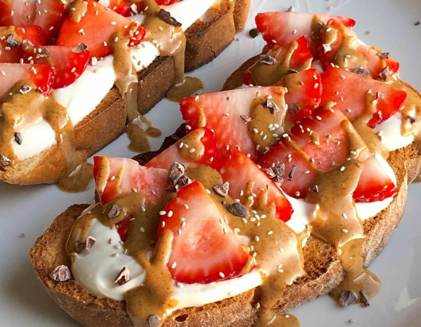 Tostadas con queso fresco batido, fresas y crema de cacahuete