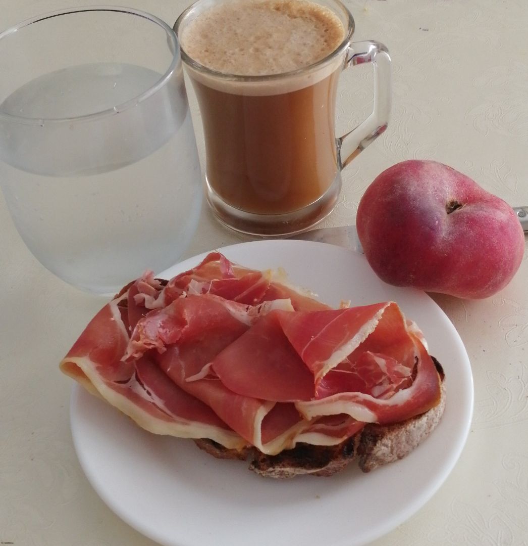 Tostada de pan de trigo sarraceno con aove y 2 lonchas de jamón serrano sin aditivos y un paraguayo Tostada de pan de trigo sarraceno con aove y 2 lonchas de jamón serrano sin aditivos y un paraguayo