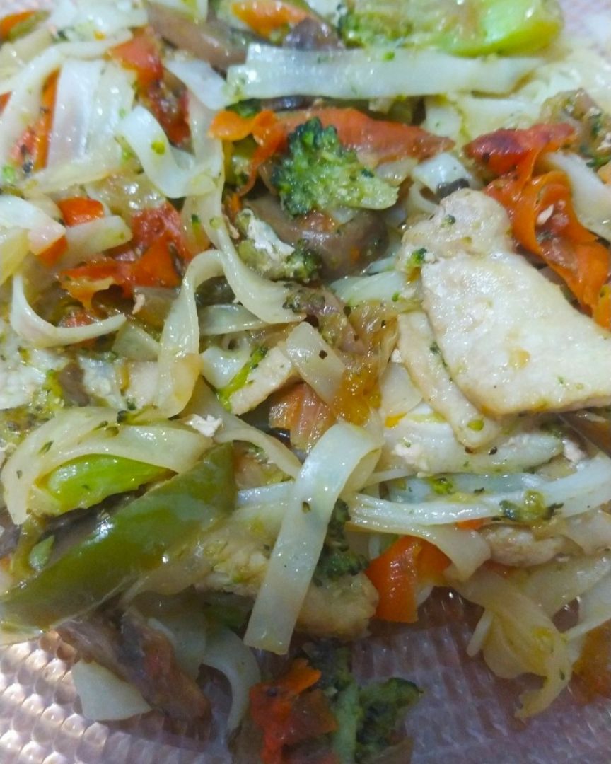Noodles salteados con verduras y cerdo Noodles salteados con verduras y cerdo