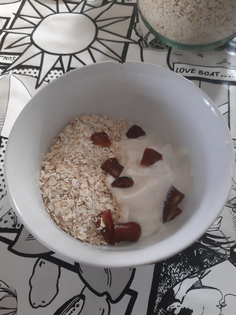 Desayuno de avena con yogur de soja y datiles Desayuno de avena con yogur de soja y datiles