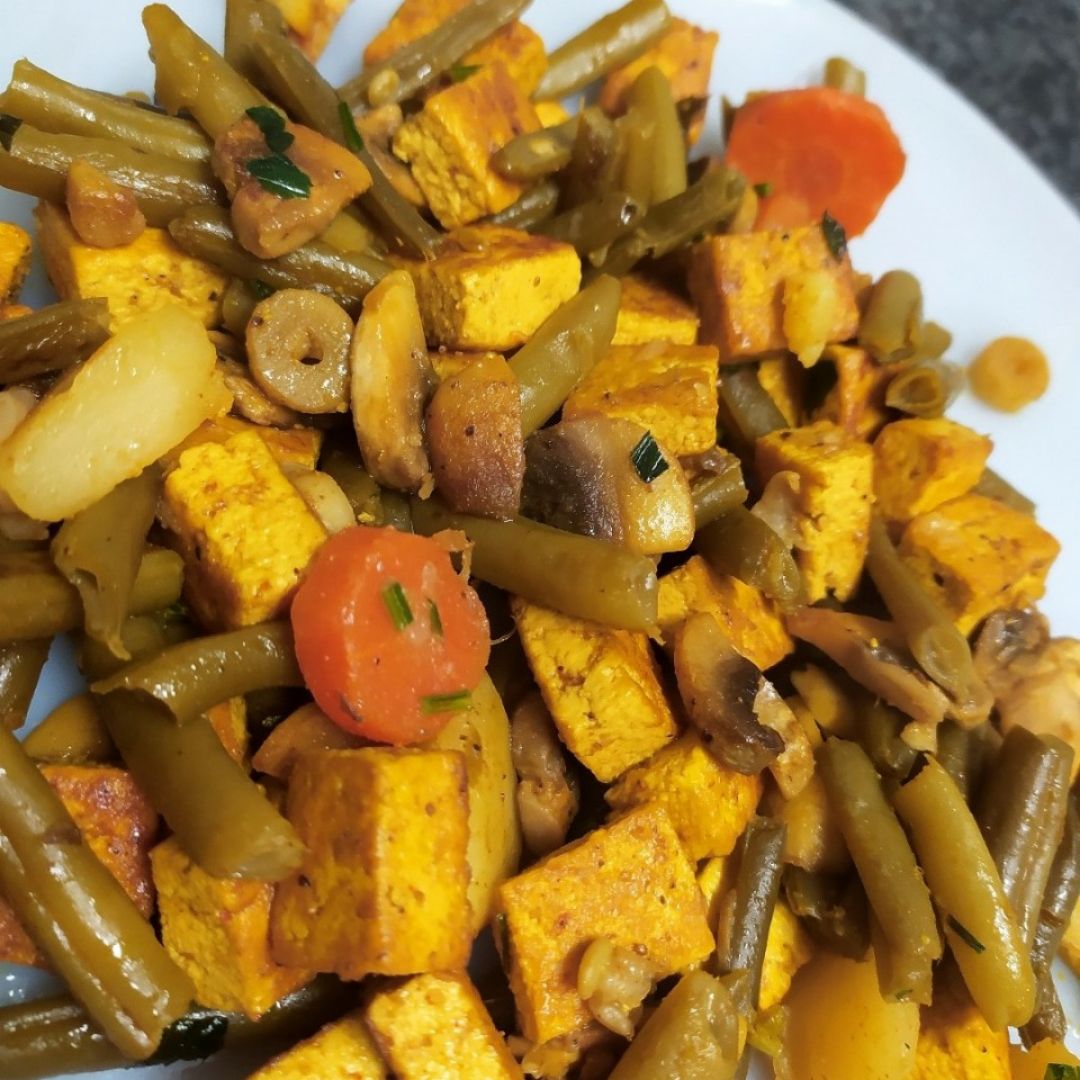 Tofu marinado y verduras con champiñones