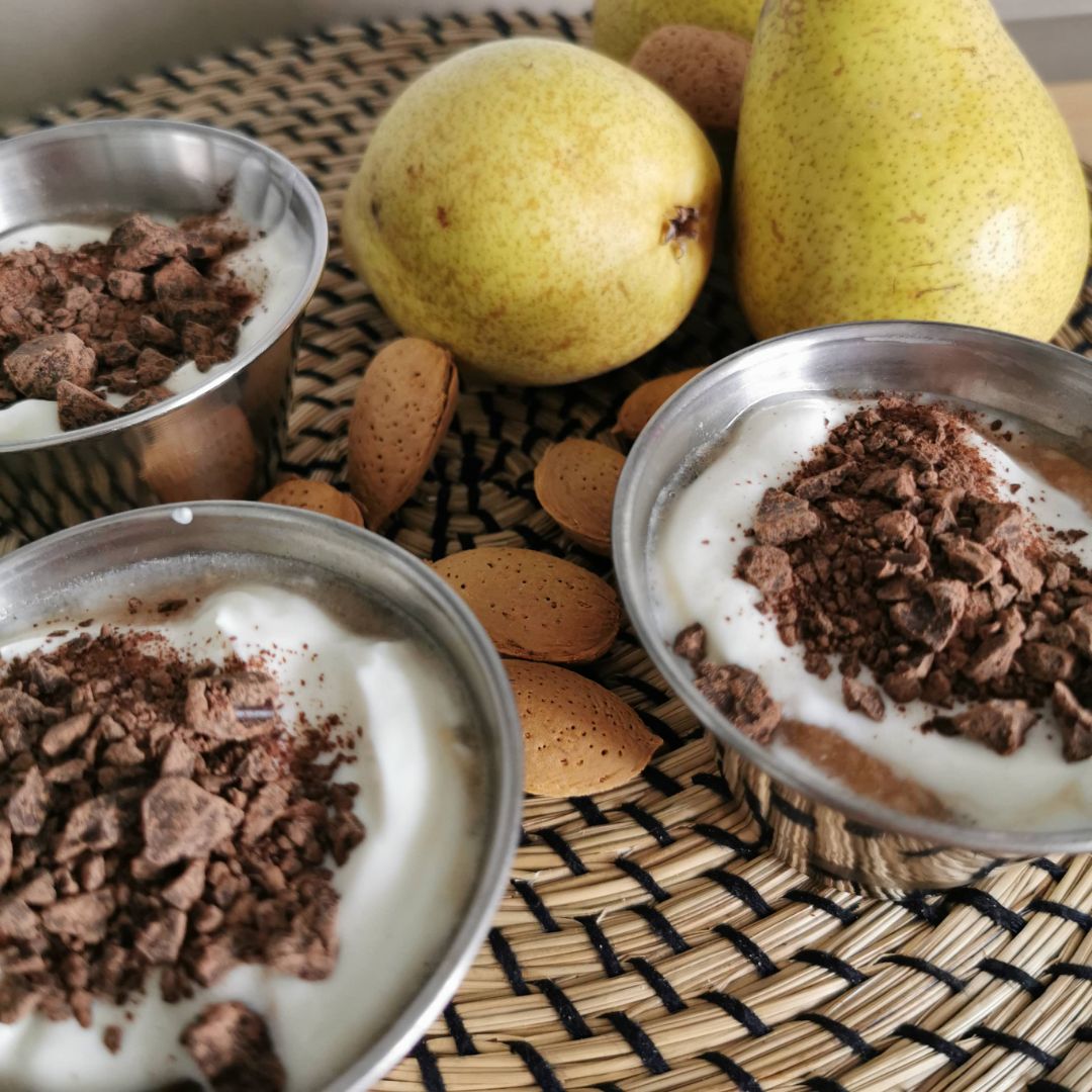 Yogur griego con compota de pera. Yogur griego con compota de pera.