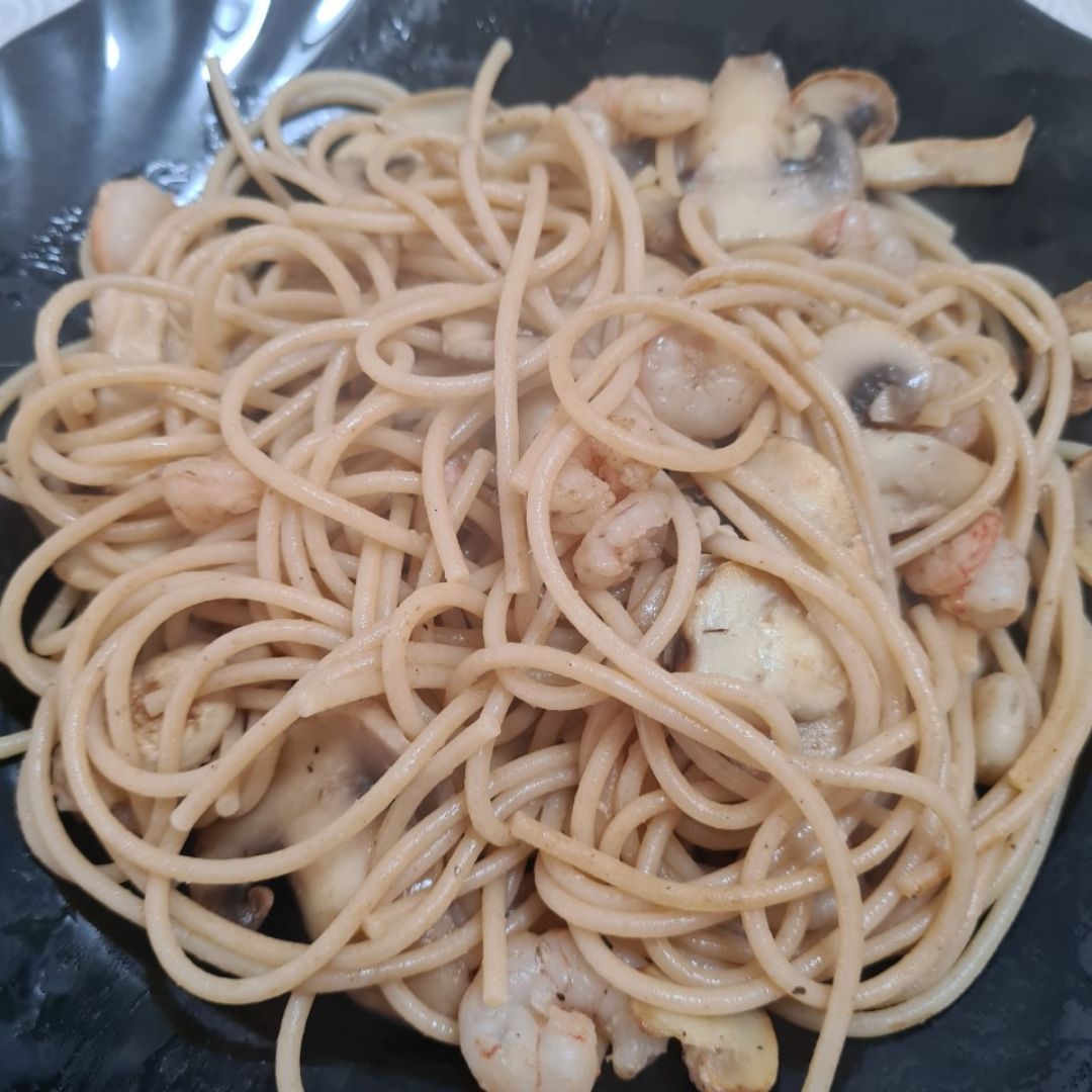 Espaguetis con gambas y champiñones Espaguetis con gambas y champiñones