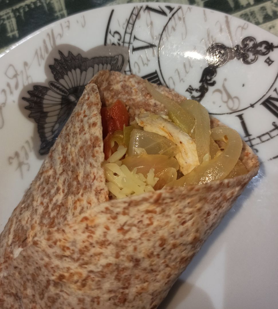Fajitas de pollo, cebolla, tomate y calabacín Fajitas de pollo, cebolla, tomate y calabacín