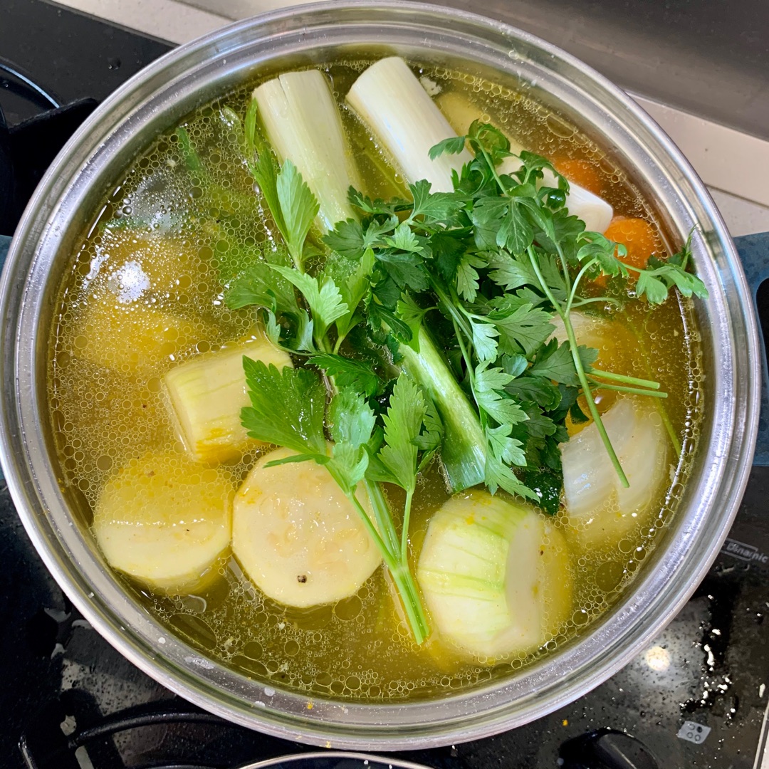 👉🏻 Caldo de La Abuela 👵🏼,  con verduras 🥕 y pavo feliz  🦃 Step 0