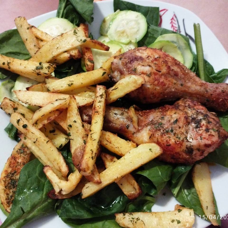 Pollo con cama de espinacas y patatas 