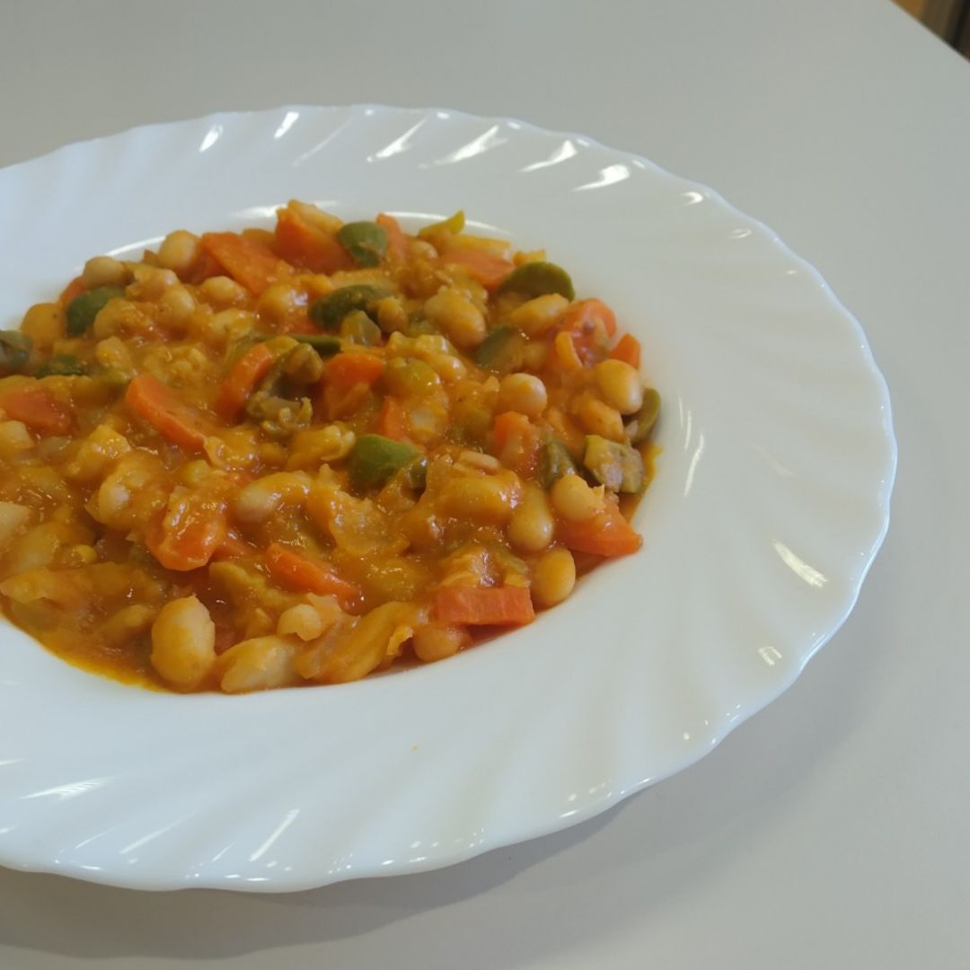 Guiso de alubias blancas con verduras y aceitunas 🍲 Guiso de alubias blancas con verduras y aceitunas 🍲