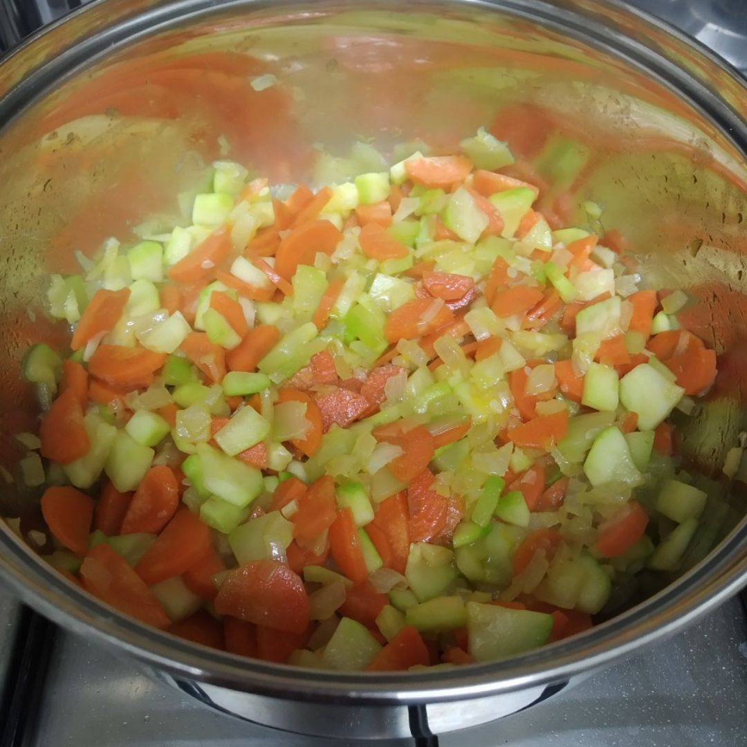 Guiso de alubias blancas con verduras y aceitunas 🍲 Paso 1 Guiso de alubias blancas con verduras y aceitunas 🍲 Paso 1