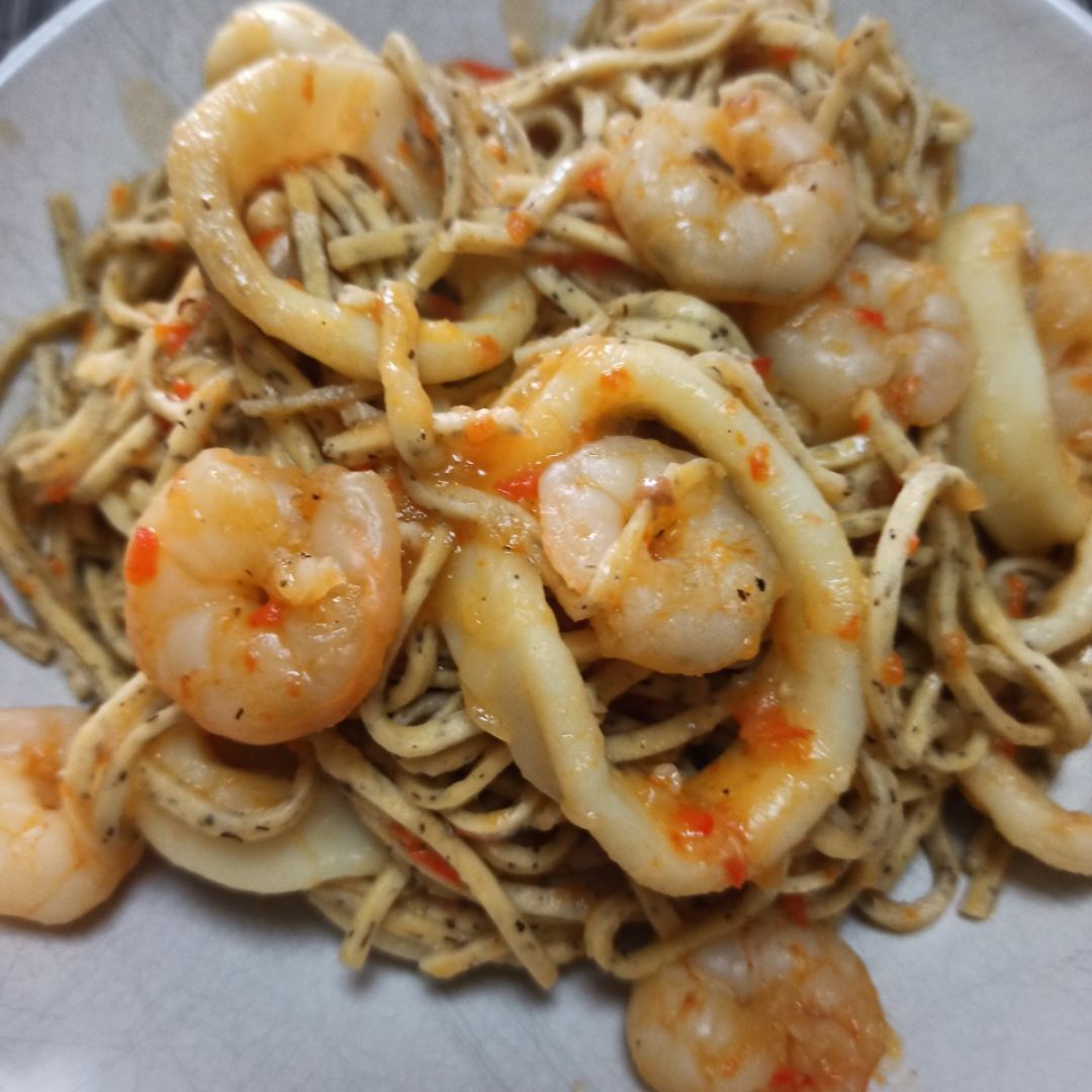 Tagliolini trufado con calamar y gambas Tagliolini trufado con calamar y gambas