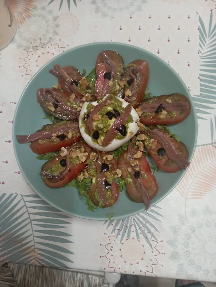 Ensalada tomate,rúcula, anchoas y burrata