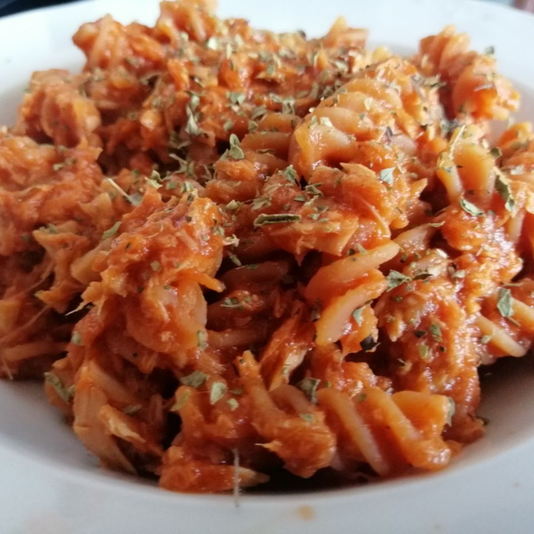 Pasta con tomate y atun Pasta con tomate y atun