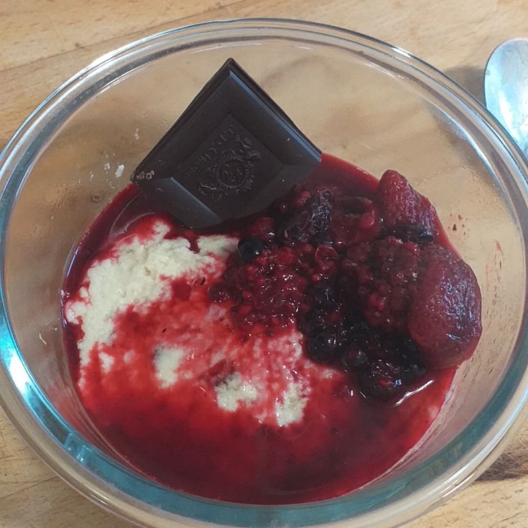 Crema pastelera con frutos rojos y chocolate Crema pastelera con frutos rojos y chocolate