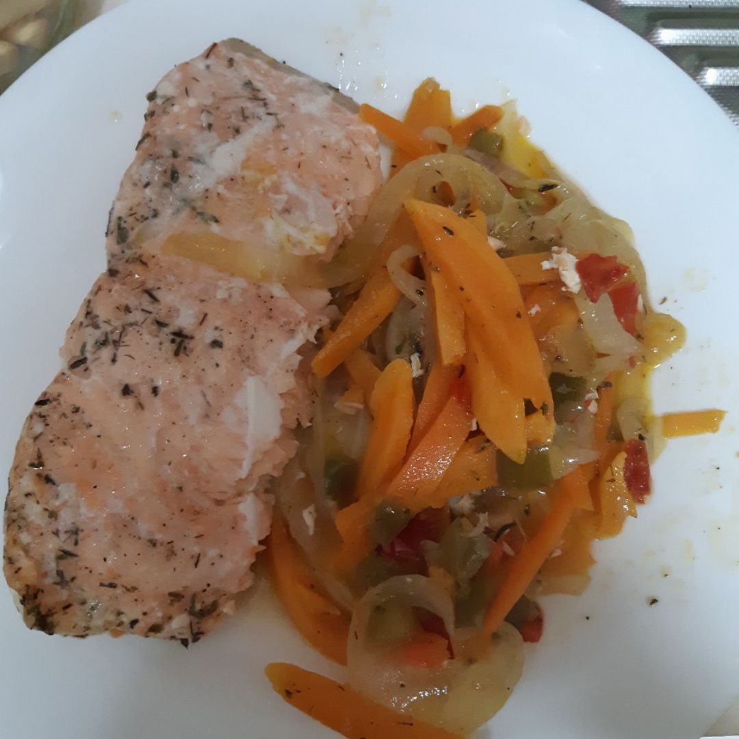 Salmon con verduras y salsa de yogurt . 15min 馃憦馃徏馃憦馃徏 Salmon con verduras y salsa de yogurt . 15min 馃憦馃徏馃憦馃徏