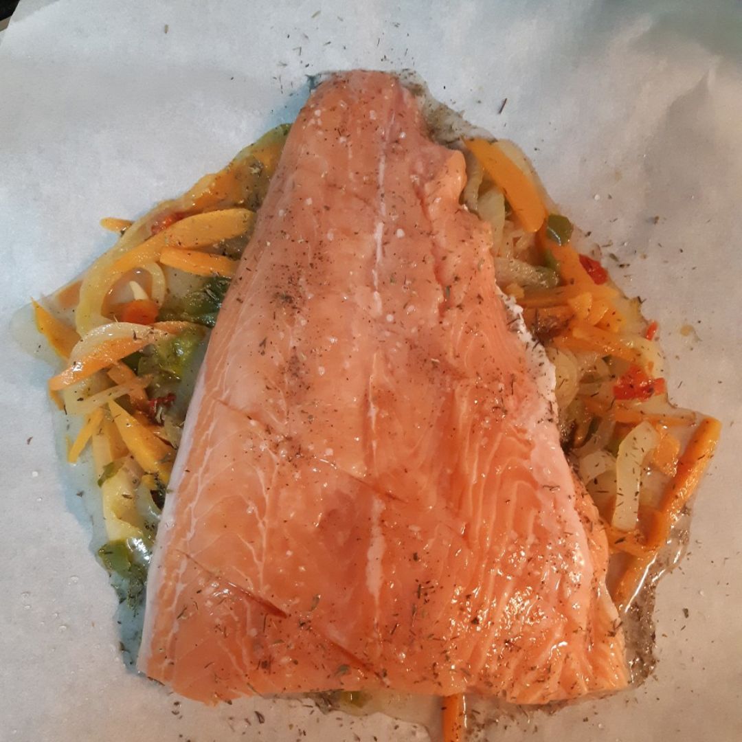 Salmon con verduras y salsa de yogurt . 15min 馃憦馃徏馃憦馃徏 Paso 2 Salmon con verduras y salsa de yogurt . 15min 馃憦馃徏馃憦馃徏 Paso 2